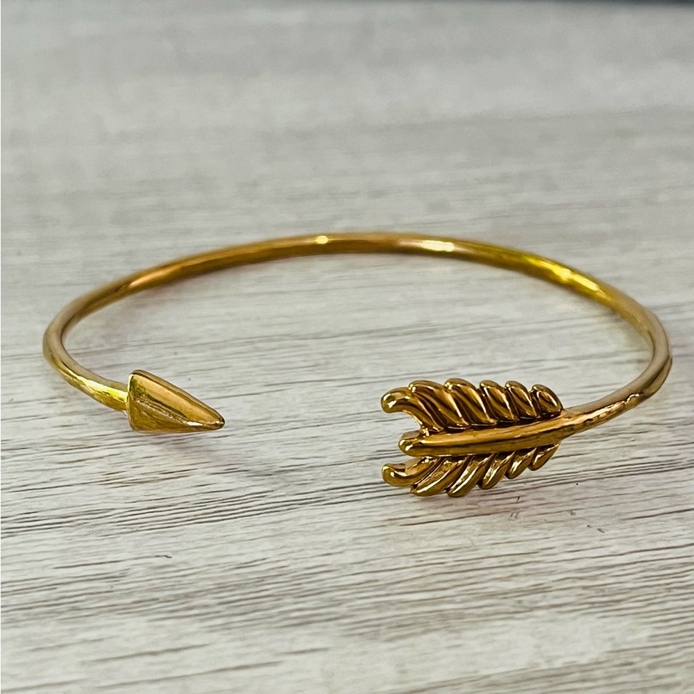 Stella & Dot Gilded Arrow Bangle in Gold